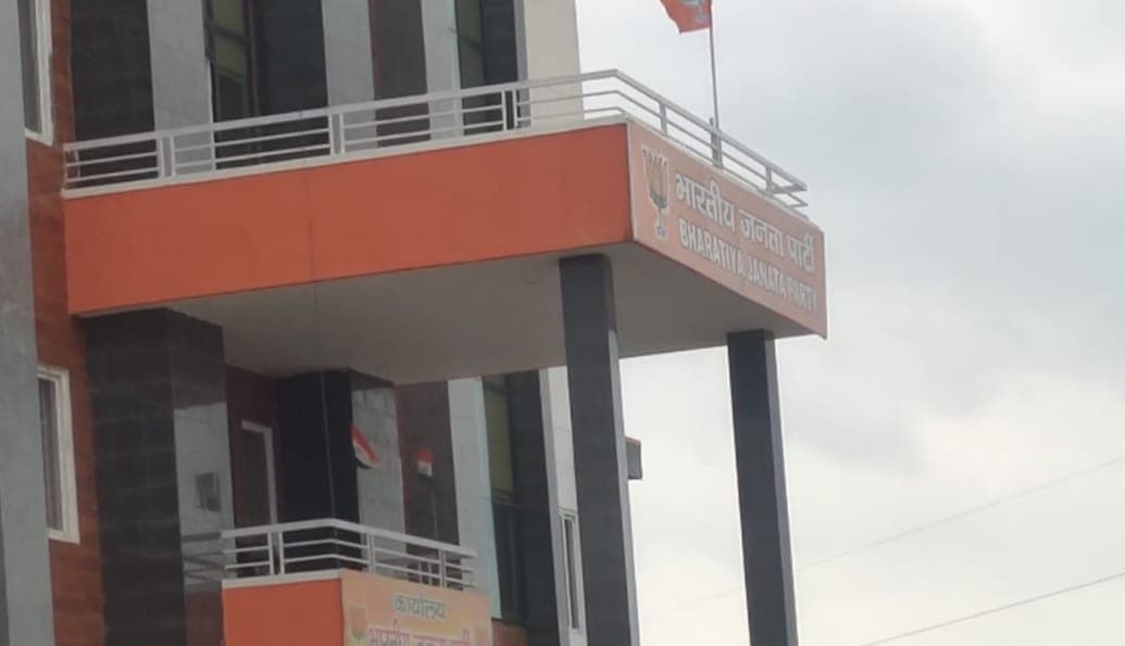 अलीगढ़ में भाजपा का झंडा तिरंगे से ऊपर लगाने पर सीएम से शिकायत, झंडा तो बदला पर तिरंगे को न मिला सम्मान