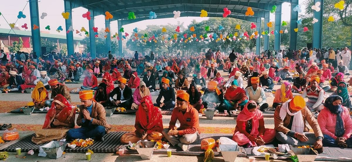 अलीगढ़ में 60 जोड़ों  ने एक साथ लिए 7 फेरे, 3 ने किया निकाह, घराती-बराती ने खाई दावत