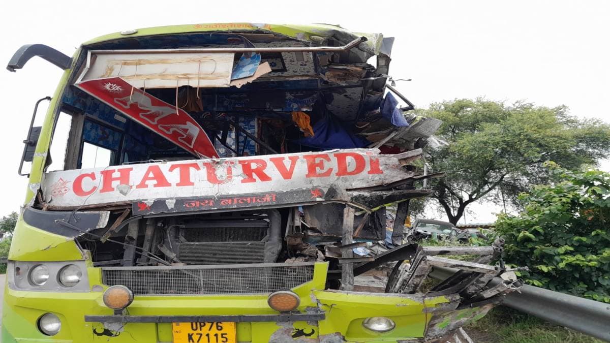 अलीगढ़ में बस और ट्रक जोरदार भिड़ंंत में 2 की मौत 9 घायल, भीषण हादसा देखकर सहम गए राहगीर