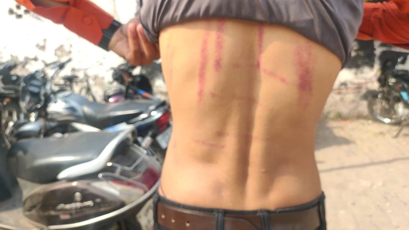 अलीगढ़ आईआईएमटी कॉलेज में हंगामा, छात्रों ने जमकर क‍िया हंगामा, स्‍टैंड पर अवैध वसूली का है मामला