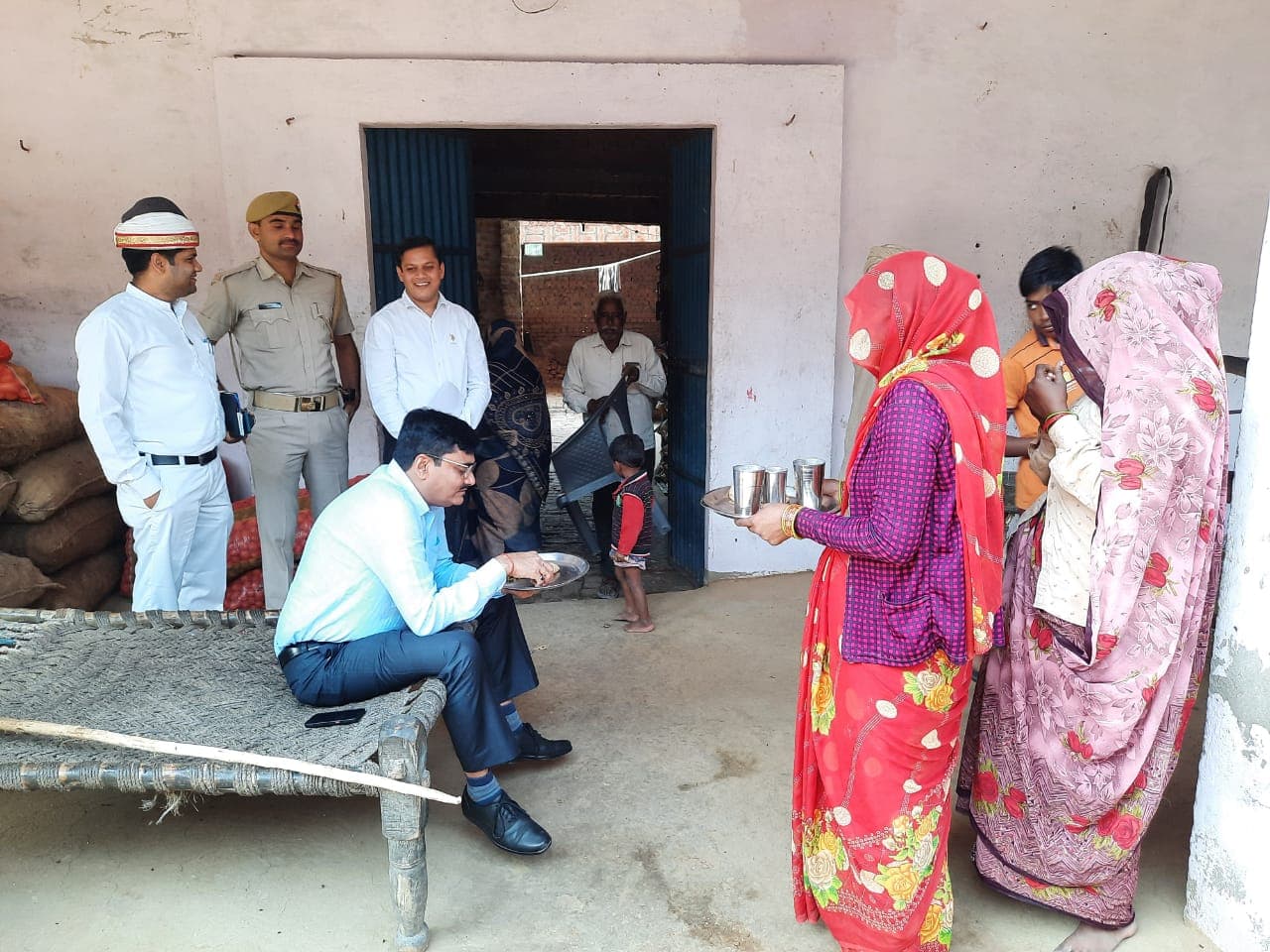 अलीगढ़ के डीएम ने न‍िरीक्षण के बीच ग्रामीण मह‍िला से मांगकर खाई रोटी, वायरल हो गया Video