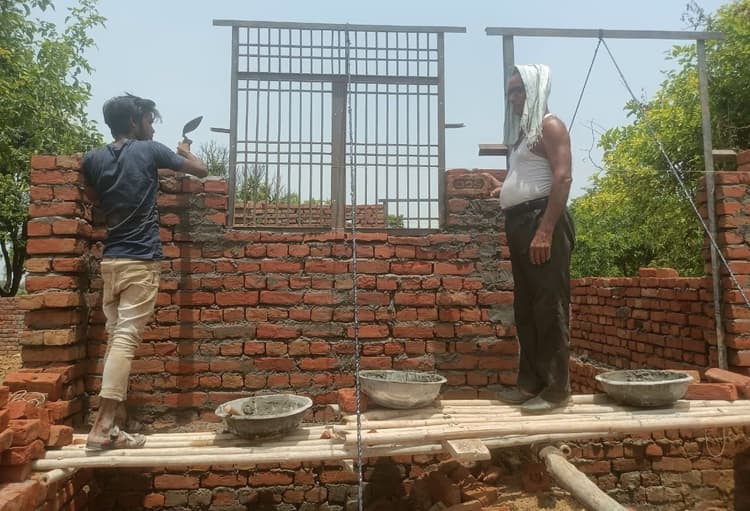 अलीगढ़ में किसान ने पुलिस पर अवैध कब्जा कर चौकी बनाने का लगाया आरोप, सीएम से लगाई गुहार