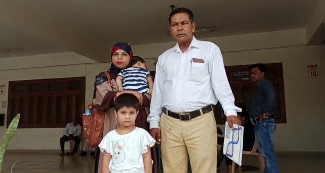 अलीगढ़ में हिंदी, हिजाब, राष्ट्रगान को लेकर नर्सरी की बच्ची को स्कूल से निकाला, जांच हुई शुरू अलीगढ़ में हिंदी, हिजाब, राष्ट्रगान को लेकर नर्सरी की बच्ची को स्कूल से निकाला, जांच हुई शुरू