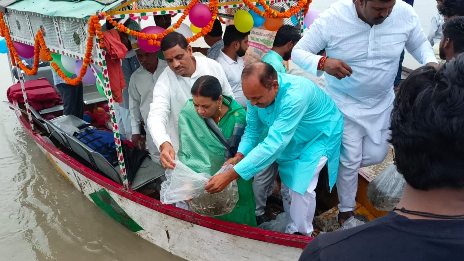 अलीगढ़ की सांकरा गंगा में छोड़े गए 1 लाख से अधिक मछलियों के बच्चे, जानें क्‍यों?