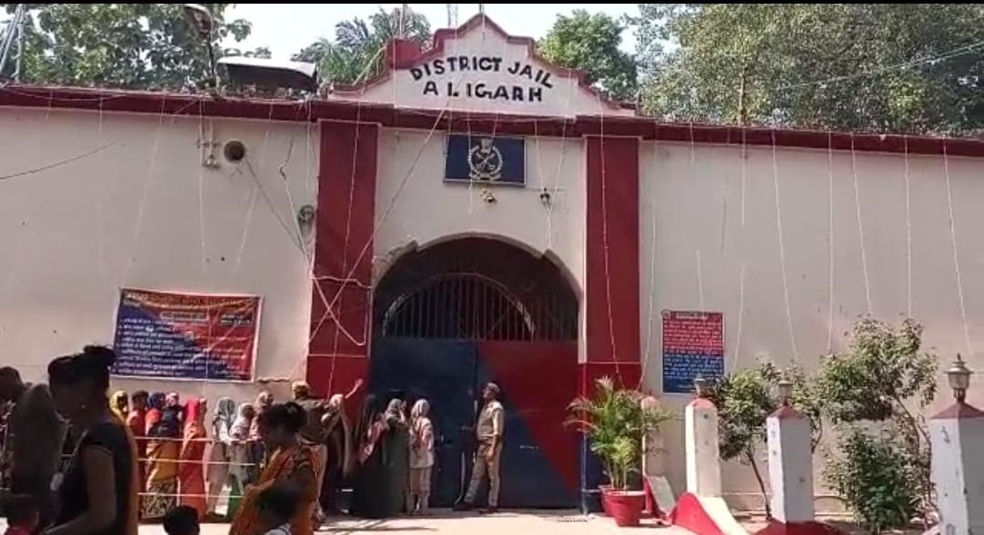 अलीगढ़ जेल प्रशासन बंदियों के इलाज को लेकर ठगी पर अलर्ट, कोई करे धन उगाही तो डायल करें ये हेल्पलाइन नंबर अलीगढ़ जेल प्रशासन बंदियों के इलाज को लेकर ठगी पर अलर्ट, कोई करे धन उगाही तो डायल करें ये हेल्पलाइन नंबर