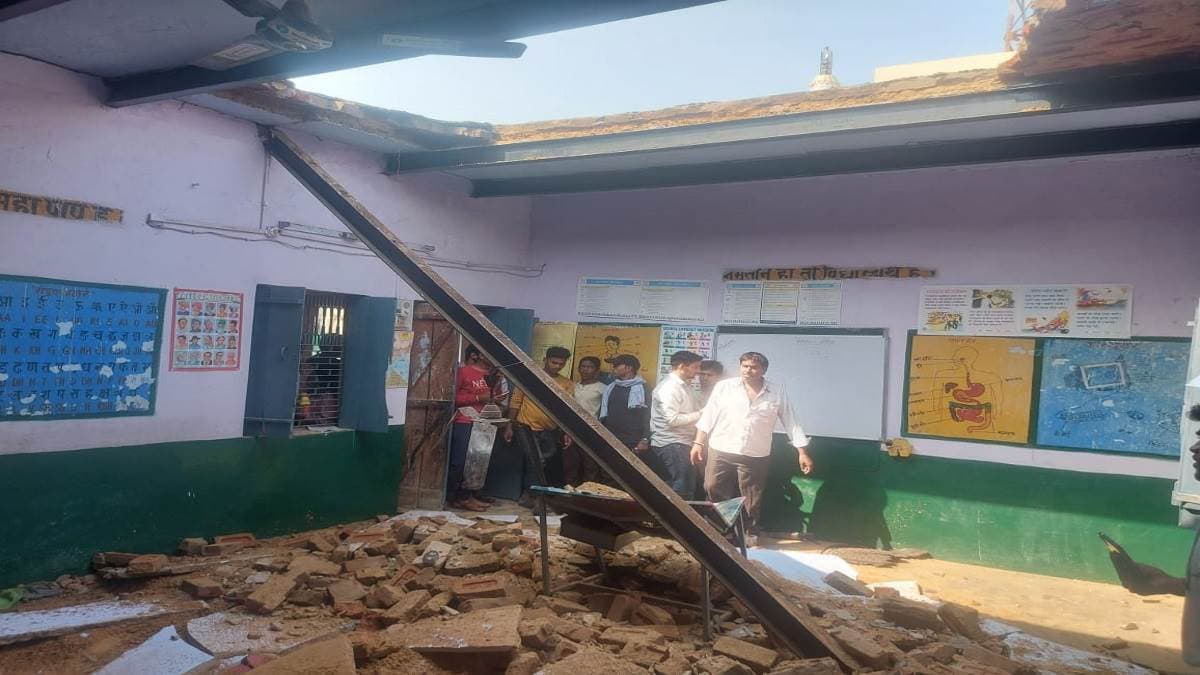 Aligarh Mishap: अलीगढ़ में भरभरा कर गिर गई प्राइमरी स्कूल की छत, 13 बच्चे दबे और 5 की हालत गंभीर