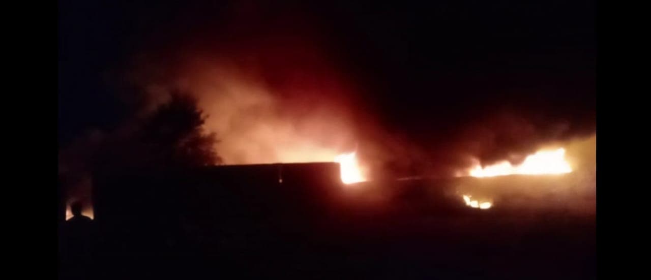 अलीगढ़: प्लास्टिक कबाड़ के गोदाम में लगी आग, खत्म हुआ फायर बिग्रेड की गाड़ियों का पानी, मुश्किल से पाया काबू