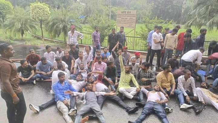 इलाहाबाद यूनिवर्सिटी के गेट पर छात्रों ने की तालाबंदी, एडीएम सिटी ने तोड़वा दिए ताले और पढ़ाई कराई शुरू