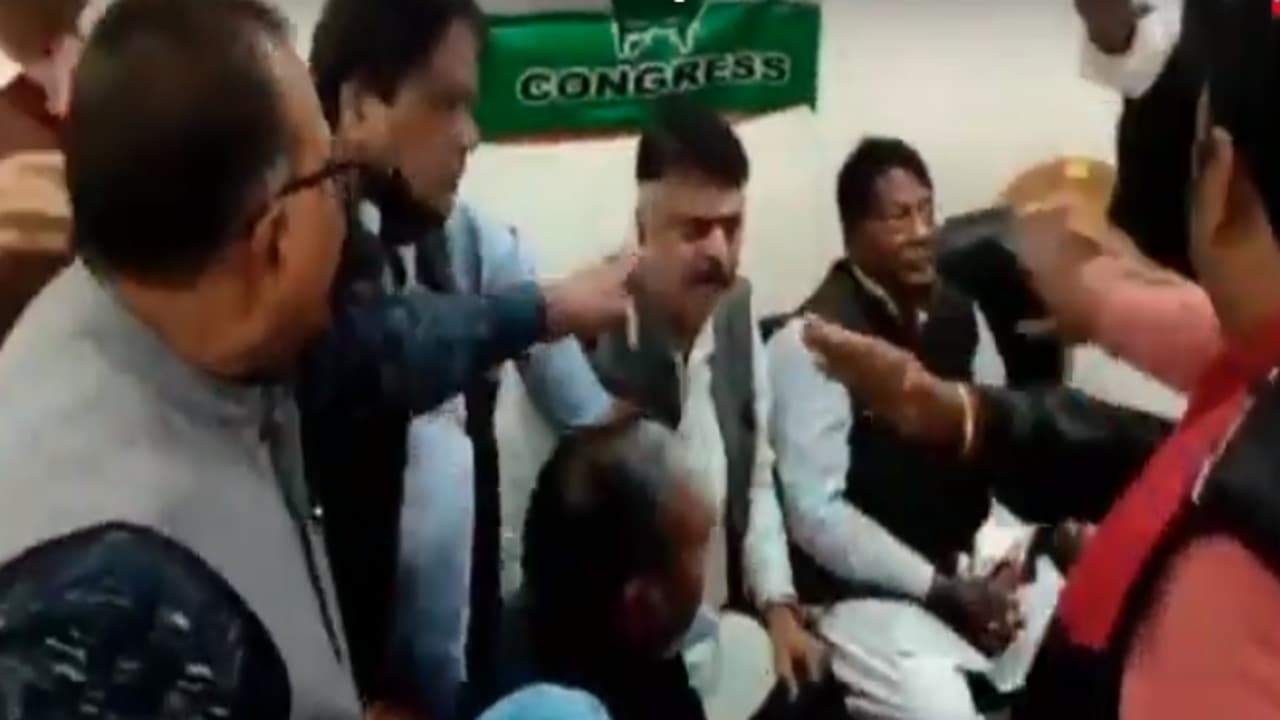 कांग्रेस भवन में कांग्रेसी नेताओं का हंगामा, प्रदेश अध्यक्ष की मौजूदगी में आपस में भिड़े कार्यकारी अध्यक्ष और प्रवक्ता