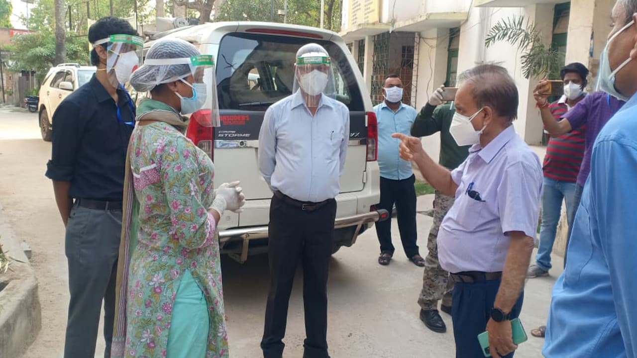 Coronavirus in Jharkhand : हजारीबाग में जल्द लगेगा ऑक्सीजन प्लांट, विधायक अंबा प्रसाद ने मरीज के परिजनों से जाना उनका हाल