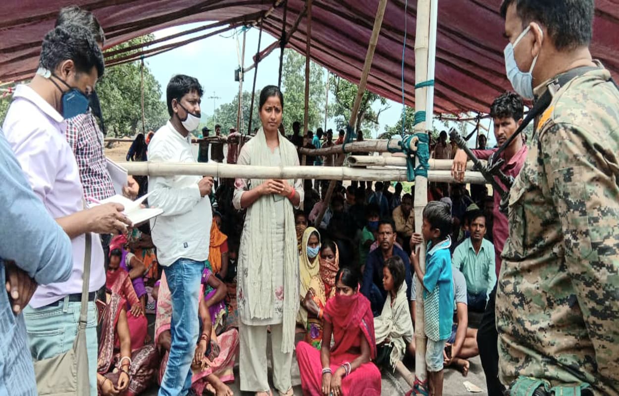 बड़कागांव में विस्थापितों और रैयतों के समर्थन में विधायक अंबा प्रसाद, कहा- स्थानीय बेरोजगार और बाहरी मालामाल, ऐसा नहीं चलेगा