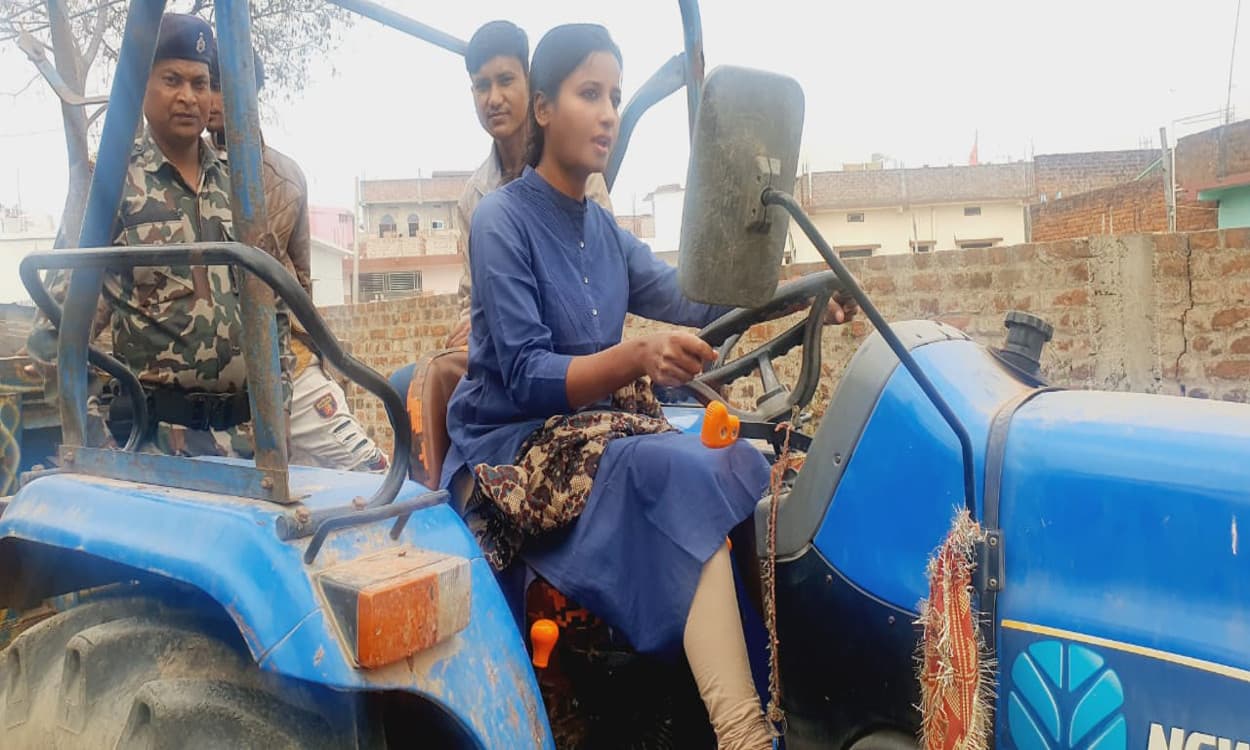 Jharkhand News : बड़कागांव विधायक अंबा प्रसाद चला रही है ट्रैक्टर, जानें लोगों से कहां चलने की कर रही अपील Jharkhand News : बड़कागांव विधायक अंबा प्रसाद चला रही है ट्रैक्टर, जानें लोगों से कहां चलने की कर रही अपील