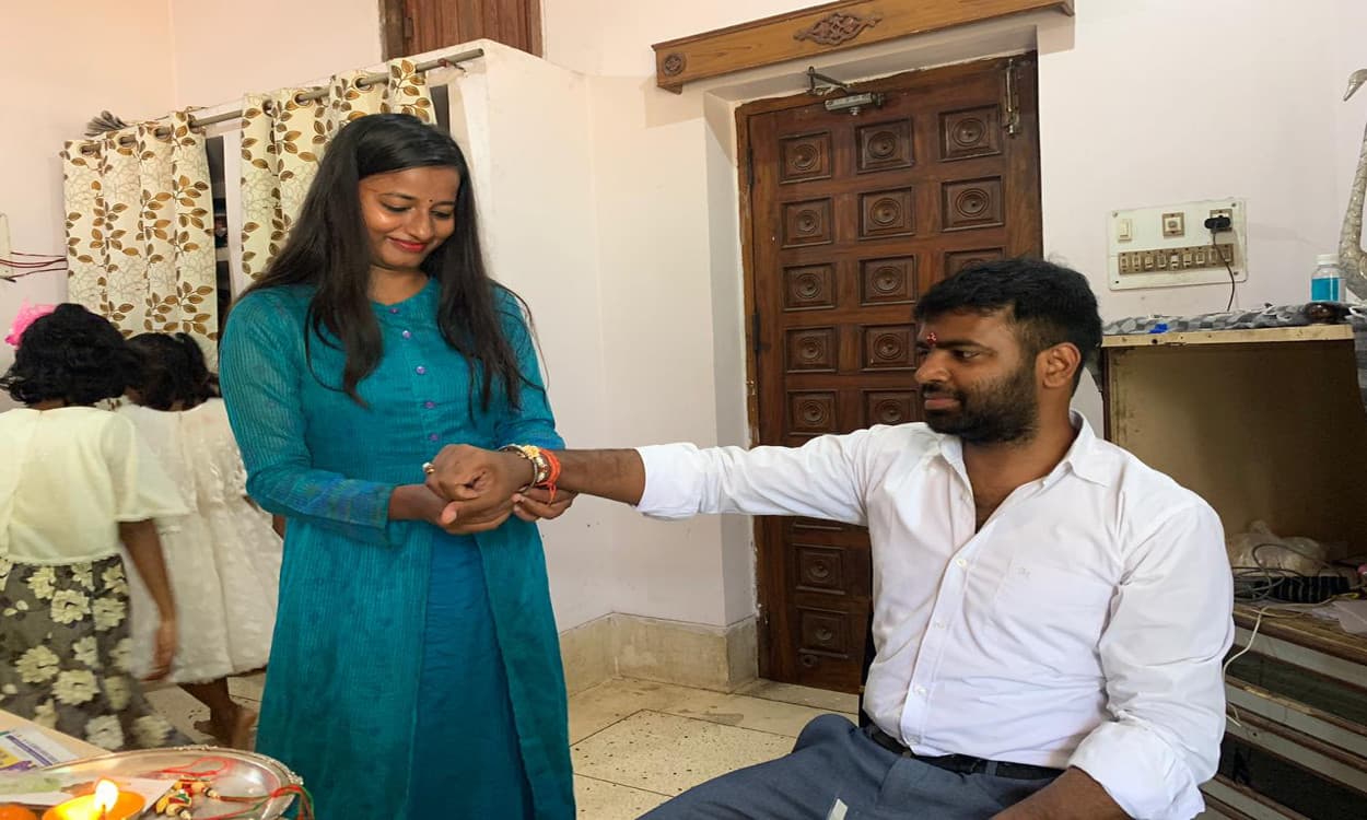 बड़कागांव में बहनों ने भाइयों को बांधी राखी, सलामती की मांगी दुआ