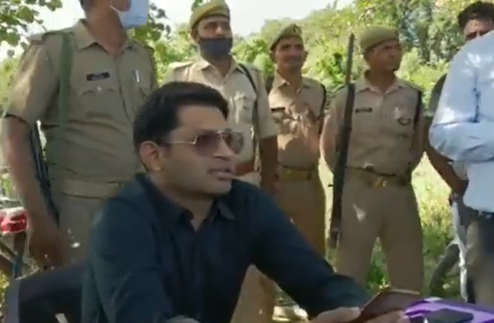 UP: भूखे बाढ़ पीड़ितों की मदद के लिए पहुंचे DM के बिगड़े बोल, कहा- Zomato नहीं जो घर तक खाना पहुंचाएं