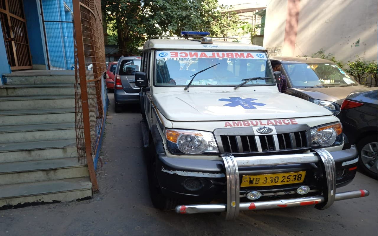 एंबुलेंस में मरीज बनकर कर रहा था गांजा की सप्लाई, दो शातिर तस्करों को पुलिस ने दबोचा