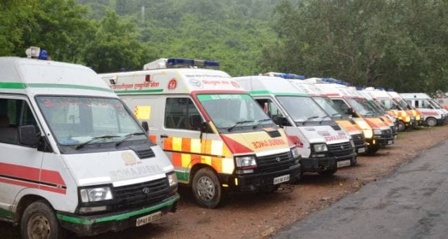 अधिकारियों पर अड़ियल रवैये का आरोप लगा कर हड़ताल पर गये एंबुलेंस चालक