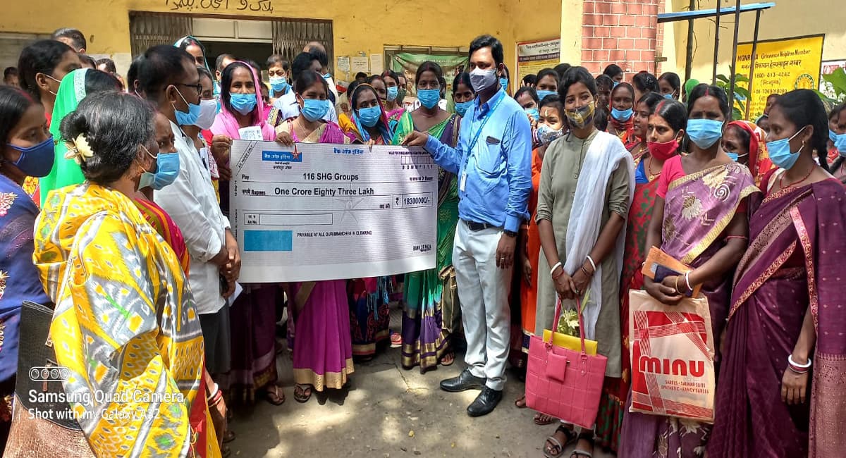 ग्रामीण महिलाएं बनेंगी आत्मनिर्भर, जमशेदपुर के पटमदा में 116 SHG के बीच BOI ने बांटे 1. 83 करोड़ का ऋण