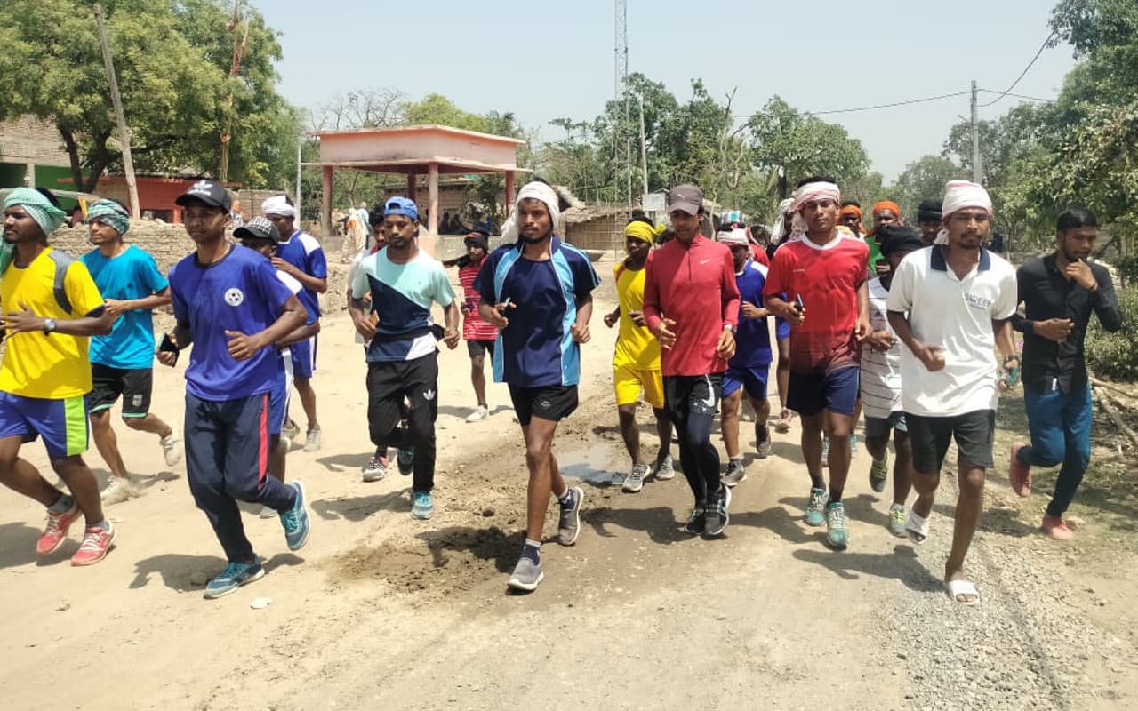 साहिबंगज : नियोजन नीति के विरोध में दौड़े पूर्व विधायक अमित महतो, कहा- अपनी मांगों को लेकर जाग चुकी है जनता