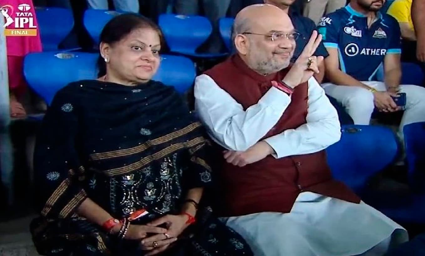 IPL 2022 Final: पत्नी संग फाइनल मुकाबला देखने पहुंचे गृह मंत्री अमित शाह, फैन्स को दिखाया विक्ट्री साइन