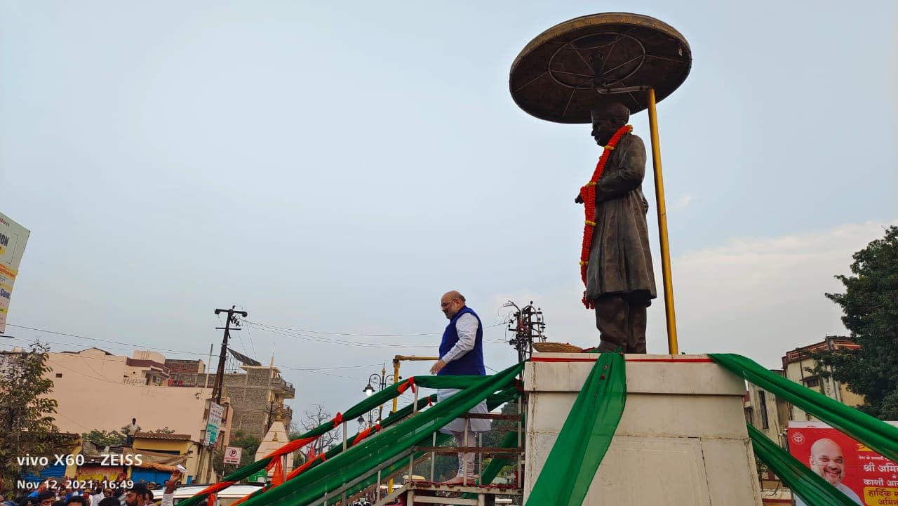 महामना पं. मदन मोहन मालवीय की प्रतिमा पर गुलाब की पंखुड़ियों की बौछार कर अमित शाह ने बजाया यूपी चुनाव का बिगुल