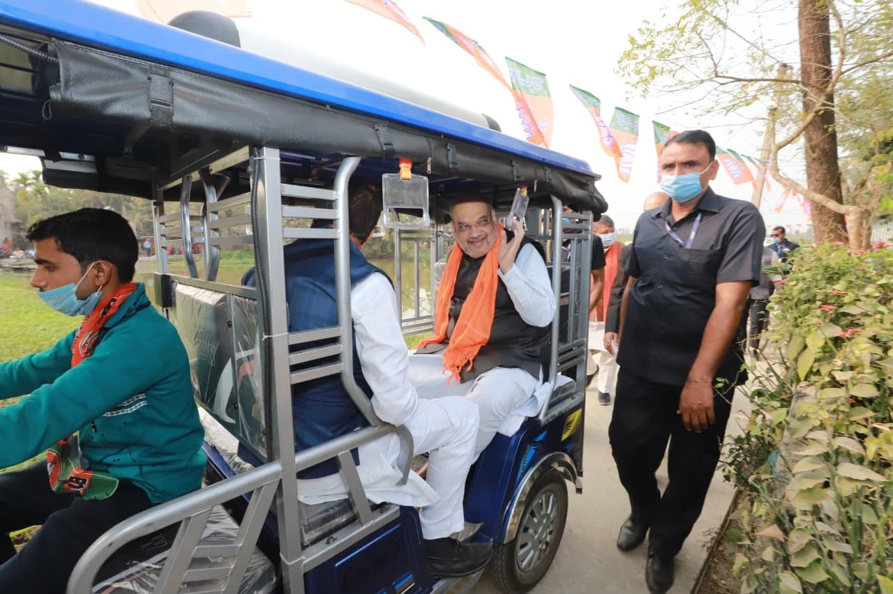 बंगाल में बांग्लादेश से आये प्रवासी मजदूर के घर भोजन कर गदगद हुए अमित शाह