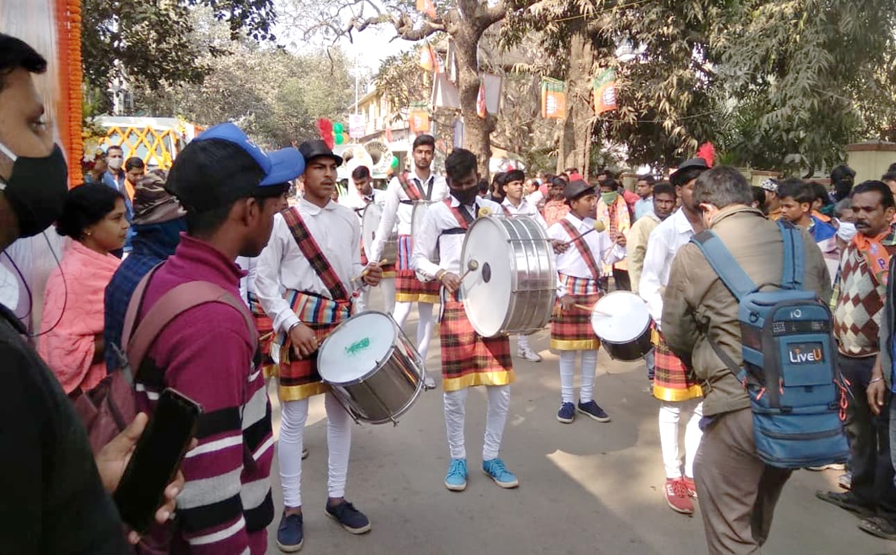 VIDEO: अमित शाह के रोड शो से पहले बोलपुर में भगवा लहर...