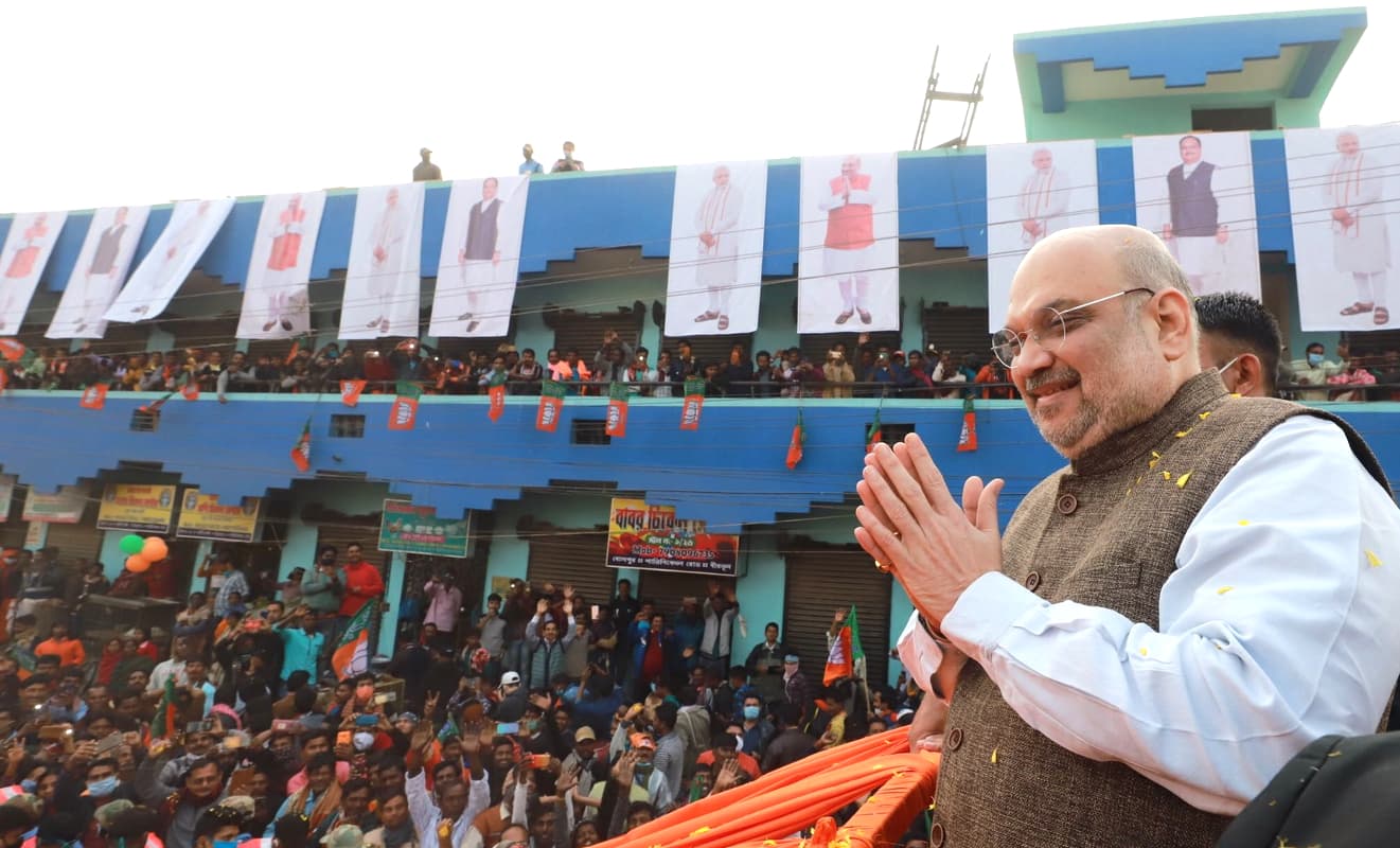 विकास के रास्ते से भटक चुके बंगाल में परिवर्तन चाहती है जनता, बोलपुर के रोड शो में बोले अमित शाह