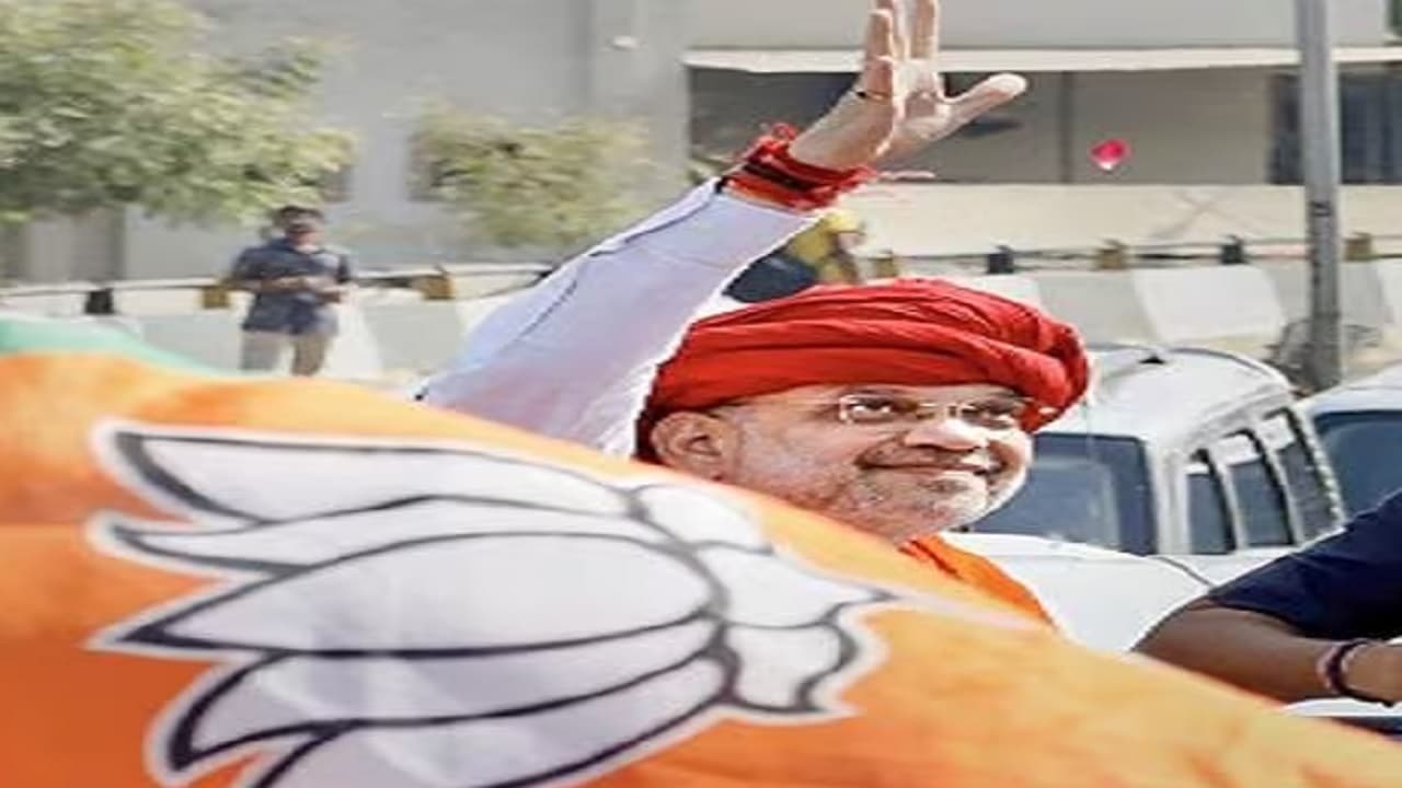 Amit Shah in Karnataka: बेंगलुरु दौरे के दौरान अमित शाह की सुरक्षा में सेंध, बाइक सवार 2 छात्र गिरफ्तार