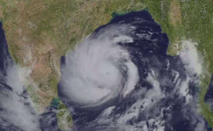 Cyclone Amphan, Weather Updates : महातूफान पहुंचा और करीब,130 KM/H से चलेगी हवा, घर मे रहने की चेतावनी