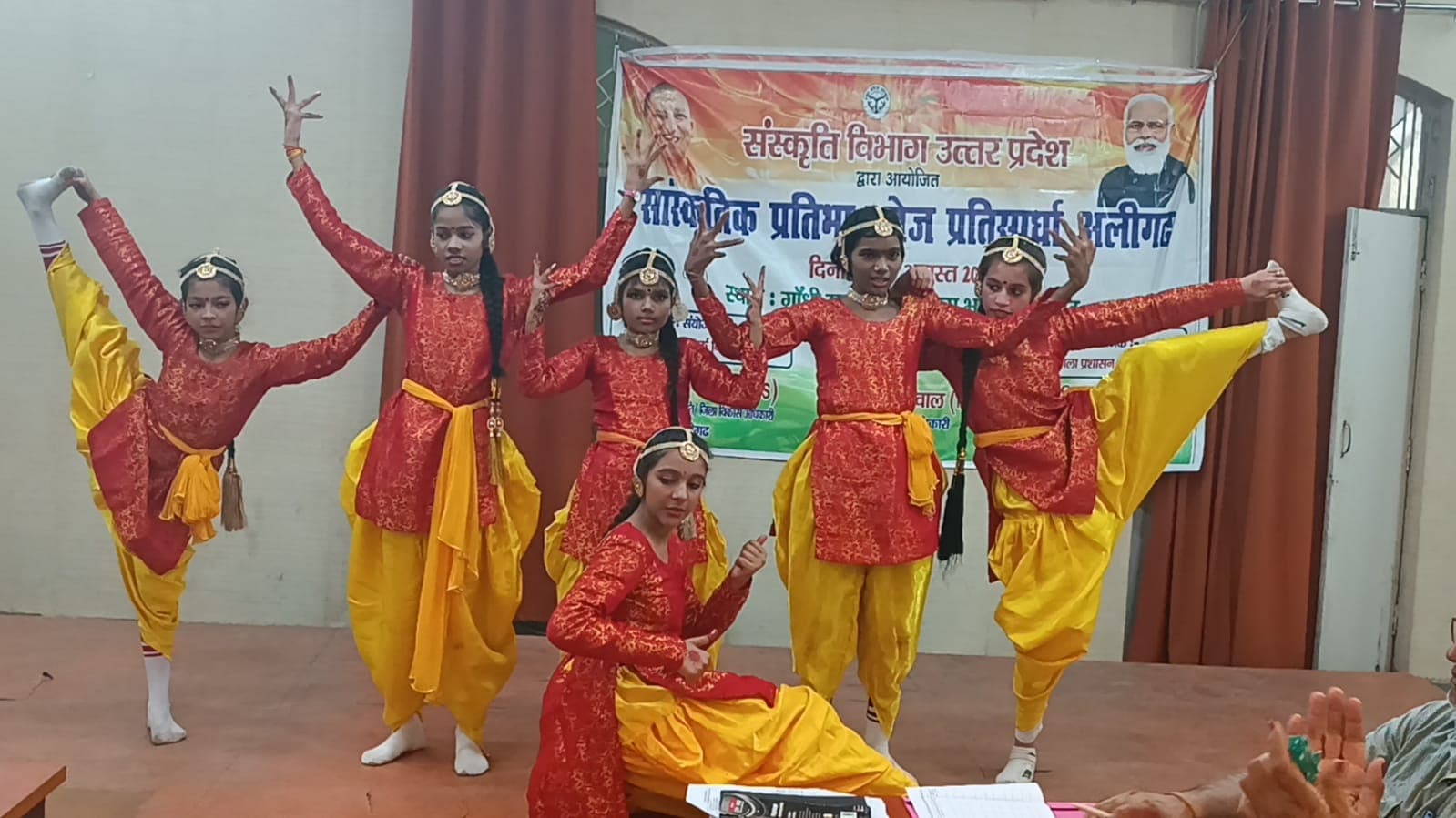 Aligarh News: अमृत महोत्सव में हुई सांस्कृतिक प्रतिभा की खोज, 5 को मिला 'ए' ग्रेड