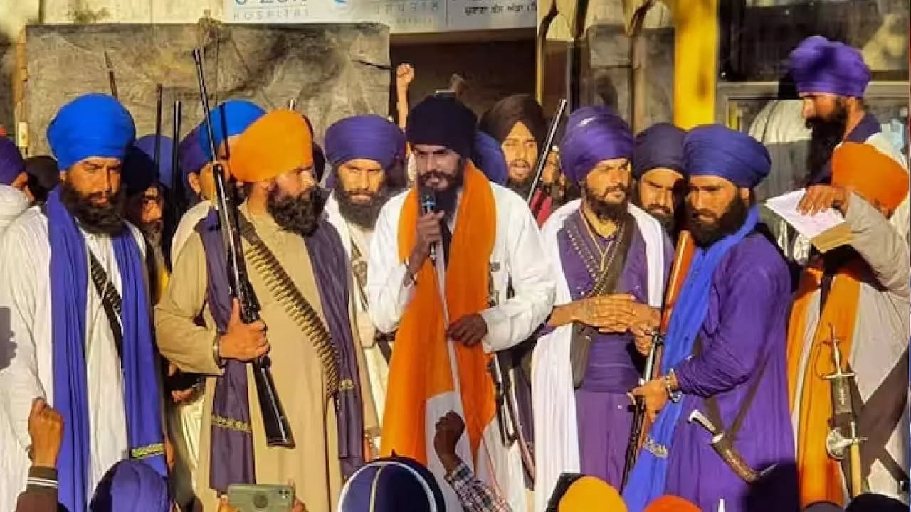 अमृतपाल सिंह कौन है? भिंडरावाले के इस वारिस के एक इशारे पर तलवार-बंदूक लेकर सड़कों पर उतर आए थे हजारों समर्थक