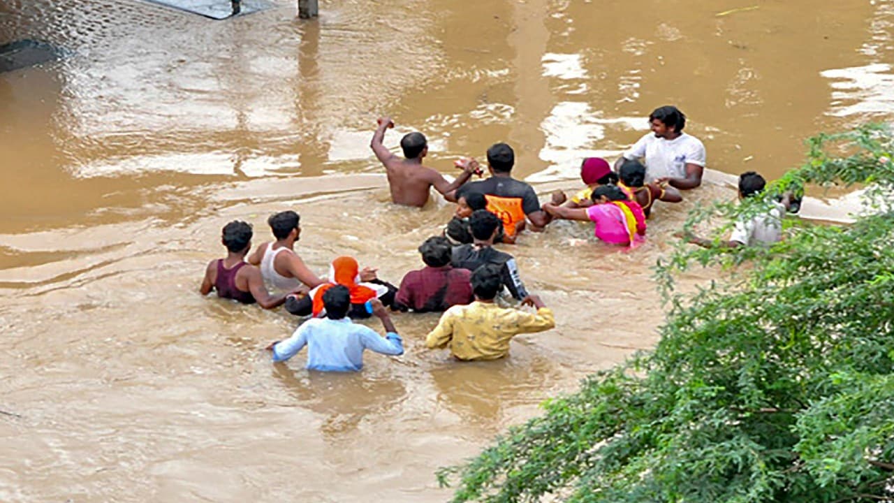 Andhra Pradesh Floods: आंध्र प्रदेश में बाढ़ से 31 की मौत, 100 से ज्यादा ट्रेनें रद्द