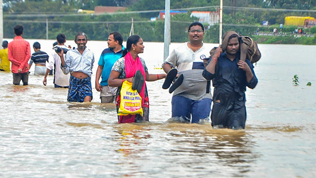 आंध्र में बारिश-बाढ़ से तबाही, 24 मरे, 1316 गांव प्रभावित, 2.33 लाख हेक्टेयर में लगी फसल तबाह