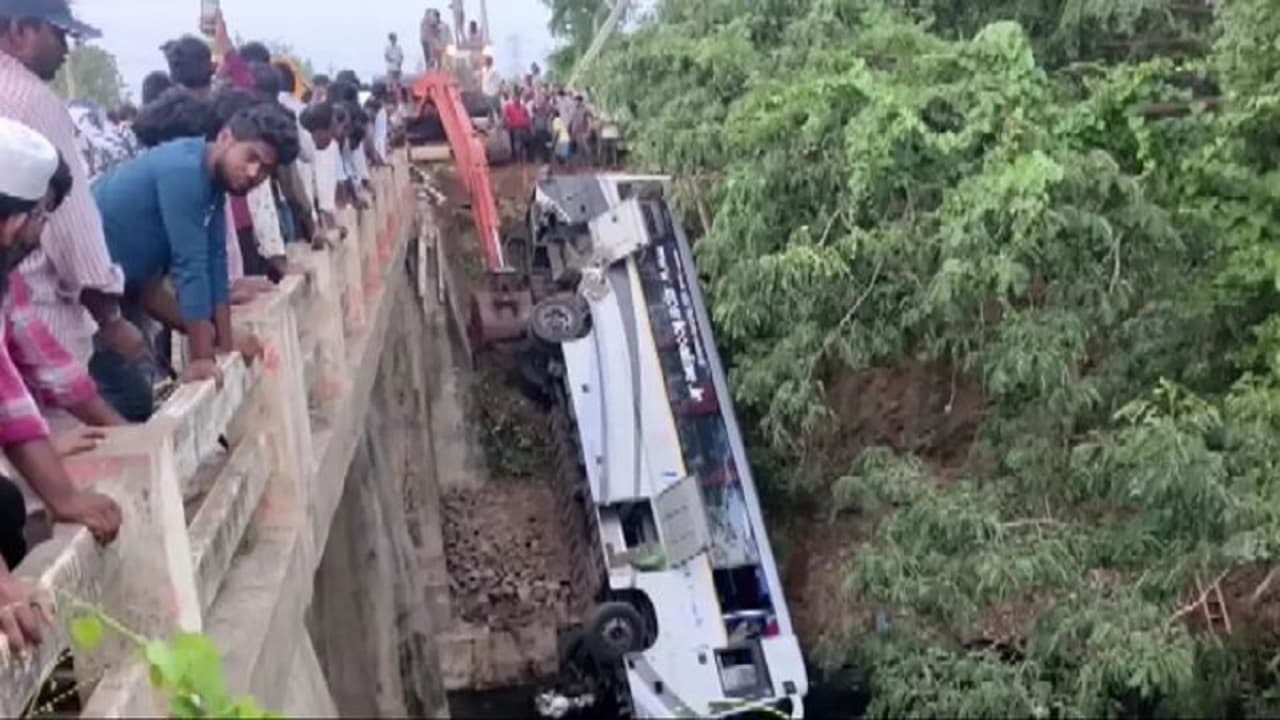आंध्र प्रदेश में बारातियों को ले जा रही बस एनएसपी नहर में गिरी, सात लोगों की हो गई मौत