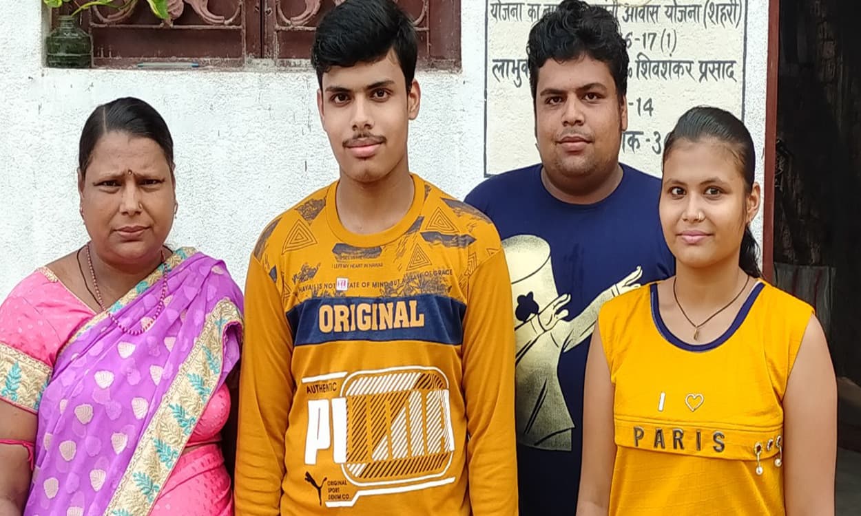 Jharkhand 10th Result : कोल्हान के अनीस के पिता का हो गया था निधन, फिर बड़े भाई ने मजदूरी कर बनाया टॉपर