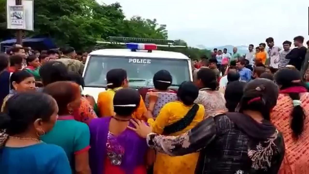 Ankita Bhandari Murder Case: गुस्साई भीड़ ने आरोपी अंकित के रिसॉर्ट में की तोड़फोड़, पहले की थी पिटाई