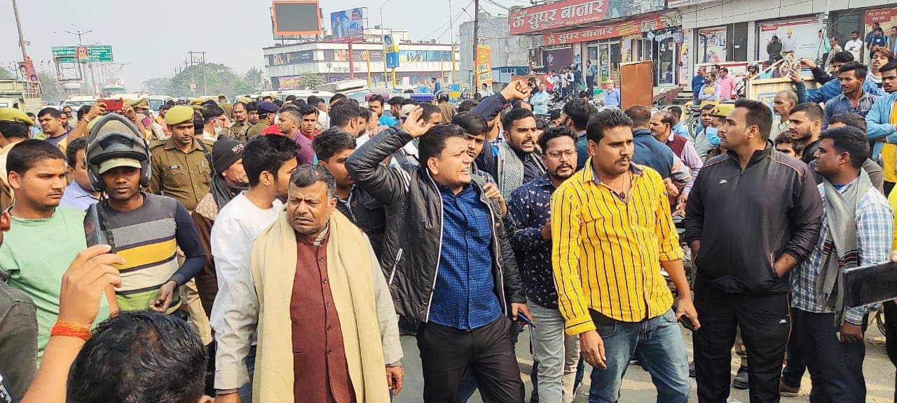 Gorakhpur News: रामगढ़ ताल में हुए अंकुर हत्याकांड में फूटा आक्रोश, परिजनों ने हाईवे किया जाम, बेबस दिखी पुलिस