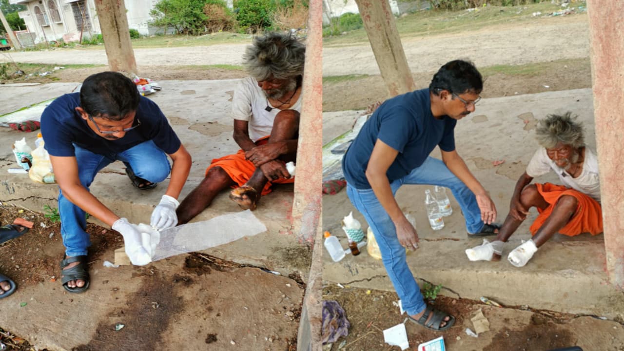 चक्रधरपुर में दिखी मानवता की मिसाल, वृद्ध के पैर में लगे कीड़े को एंथोनी ने किया साफ, मुस्लिम युवाओं ने कराये भोजन
