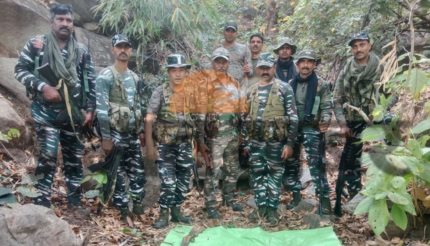 Anti Naxal Search Operation: लातेहार में सीआरपीएफ को मिली बड़ी सफलता, भारी संख्या में हथियार व कारतूस बरामद
