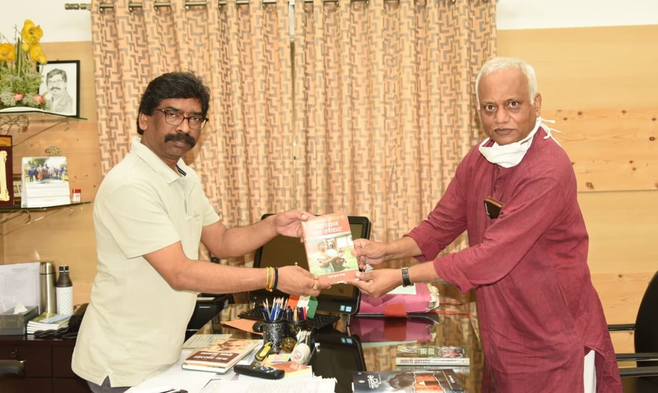 वरिष्ठ पत्रकार अनुज कुमार सिन्हा ने मुख्यमंत्री हेमंत सोरेन को भेंट की ‘दिशोम गुरु शिबू सोरेन’