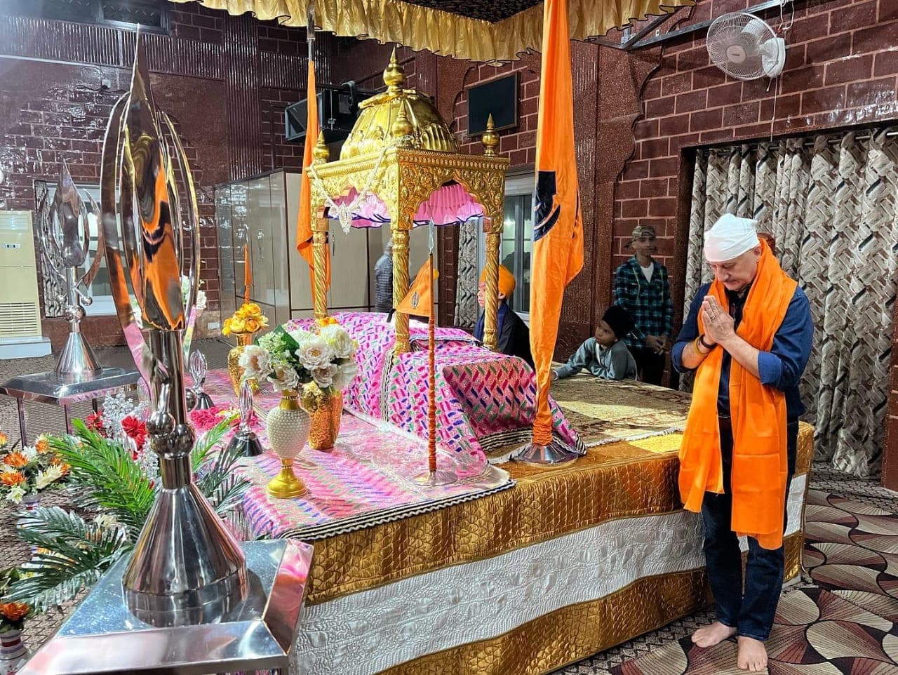 Agra News: अभिनेता अनुपम खेर ने आगरा के गुरुद्वारा में मत्था टेका, मिष्ठान भंडार पर फिल्माए गए दृश्य