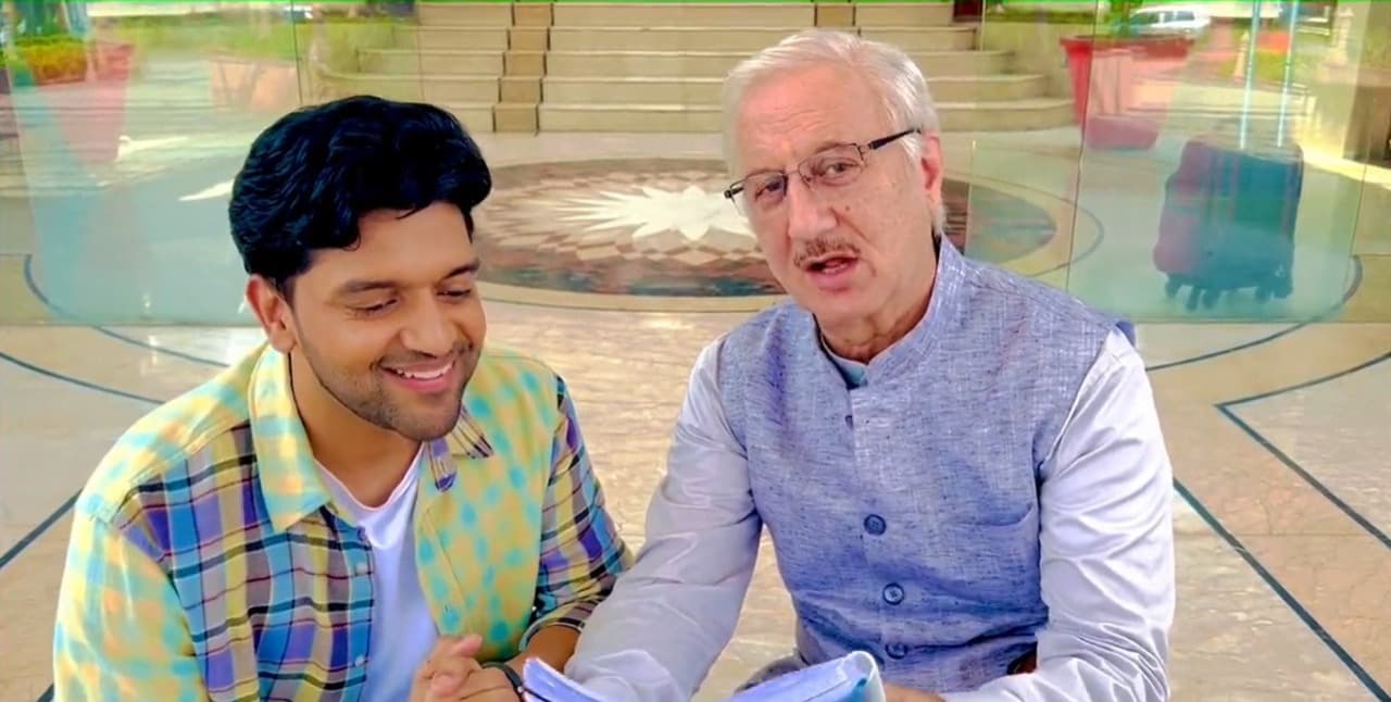 एक्‍टर अनुपम खेर ने रॉकस्‍टार गुरु रंधावा के साथ कैलाश मंदिर के किए दर्शन, महंत से जाना मंदिर का इतिहास