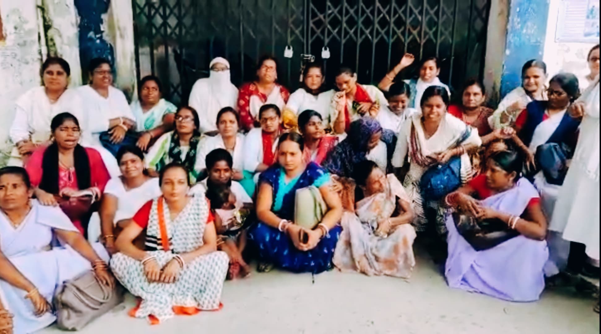 अररिया में निलंबन के खिलाफ नर्सों ने पीएचसी में जड़ा ताला, स्वास्थ्य सेवा सहित टीकाकरण कार्य प्रभावित