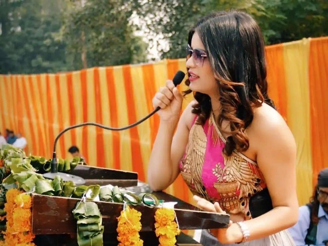 UP Election: कांग्रेस प्रत्याशी अर्चना गौतम की बिकिनी में तस्वीरें वायरल, एक्ट्रेस ने लोगों से की ये अपील