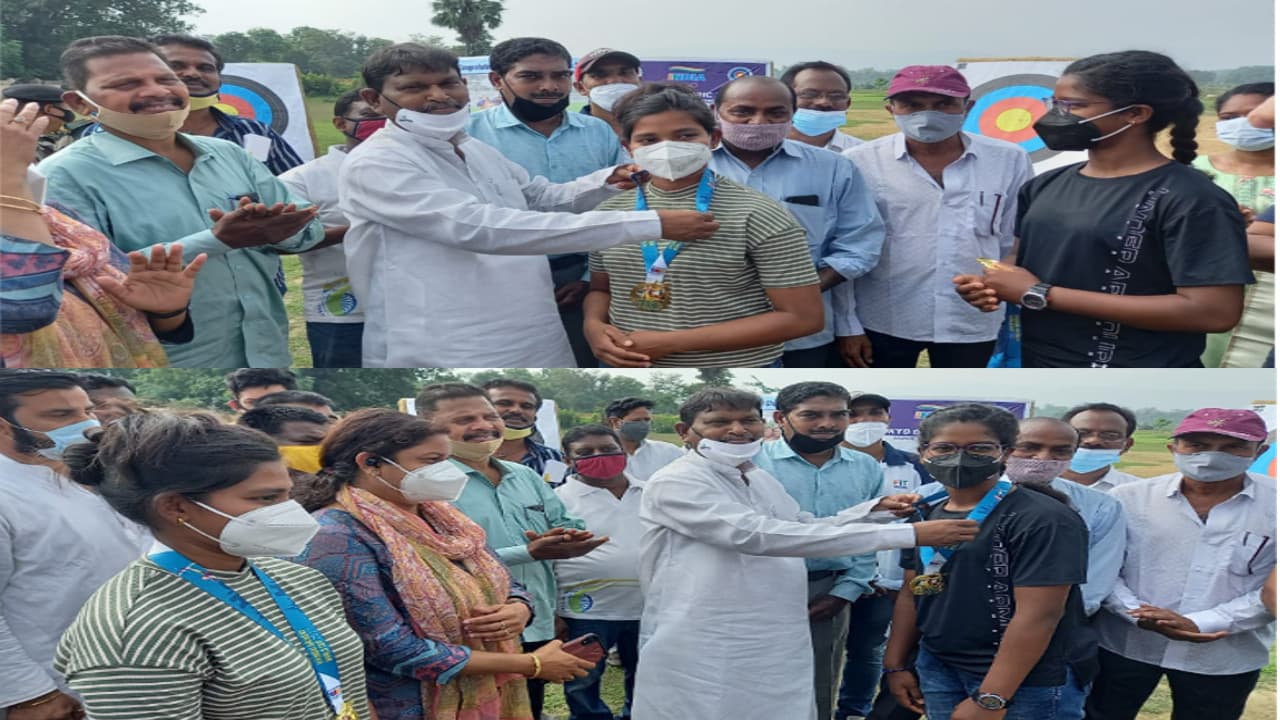 झारखंड की तीरंदाज कमोलिका व अंकिता को केंद्रीय मंत्री अर्जुन मुंडा ने किया सम्मानित, बोले- एकलव्य स्कूल में पढ़ाई के साथ तीरंदाजी होगा अनिवार्य