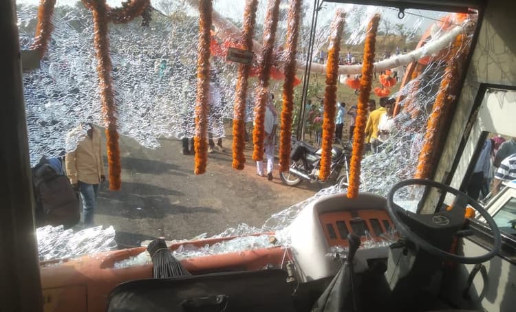 पुरुलिया में भाजपा के प्रचार रथ पर TMC का हमला, बाल-बाल बचे झारखंड के पूर्व मुख्यमंत्री अर्जुन मुंडा, पुलिस वाले से हुई तीखी बहस