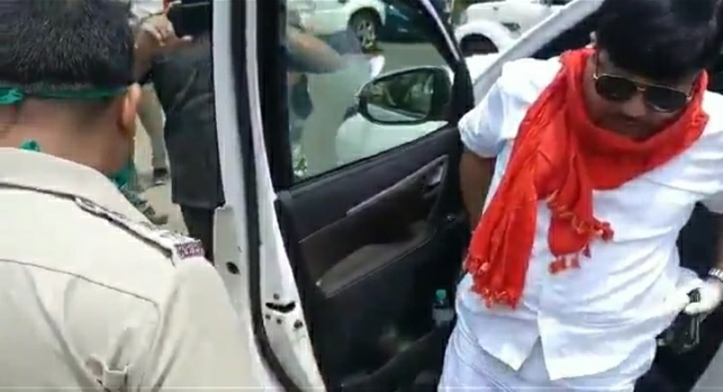 बंगाल में कोरोना पर गरमायी राजनीति, भाजपा सांसद जॉन बारला व अर्जुन सिंह को पुलिस ने क्षेत्र में जाने से रोका, राज्यपाल बोले : रियैक्शन का नहीं, एक्शन का समय