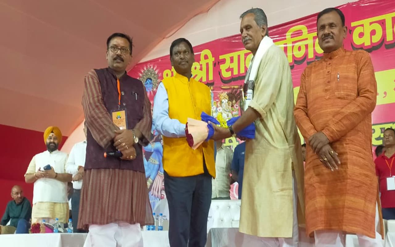 विरासत में मिली कला को आगे बढ़ा रहे सरायकेला के छऊ गुरु सुशांत महापात्र, अर्जुन मुंडा ने किया सम्मानित