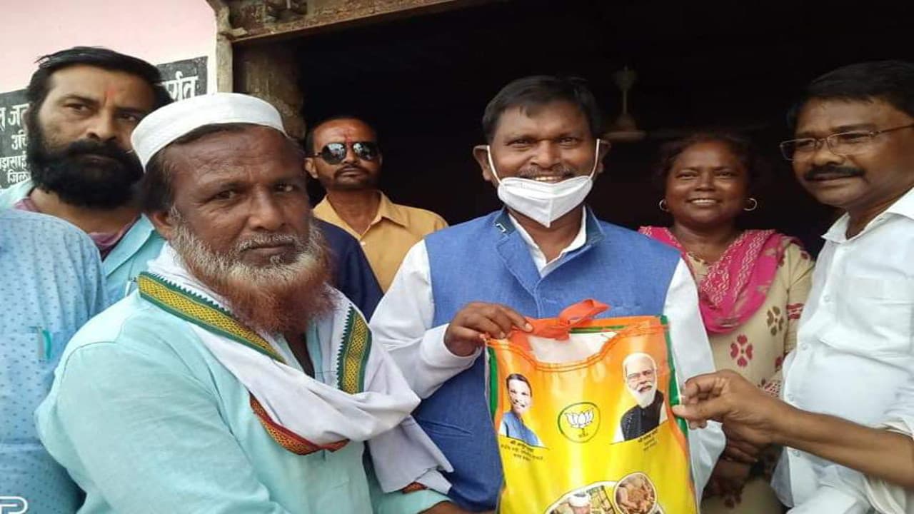 केंद्रीय मंत्री अर्जुन मुंडा ने खरसावां में PM गरीब अन्न योजना के लाभुकों के बीच बांटे राशन