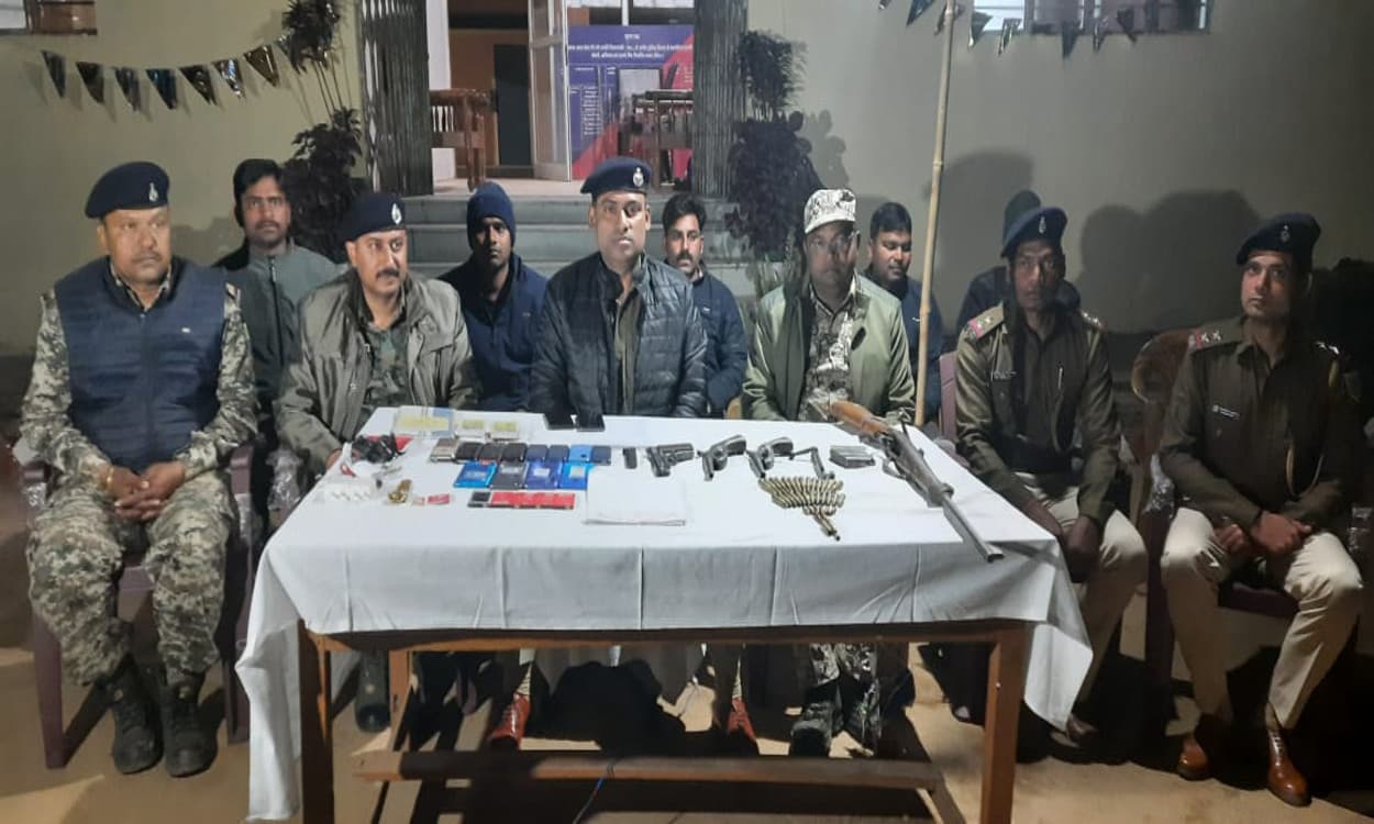 अड़की में पुलिस और PLFI नक्सलियों के बीच मुठभेड़, हथियार समेत कई सामान बरामद